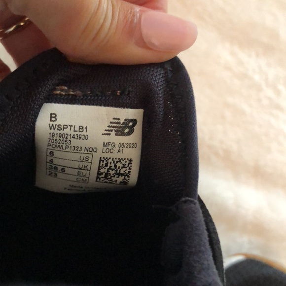 New Balance black sneakers SZ 6 EUC - Picture 7 of 7